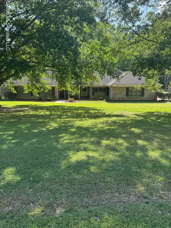 102 Country Cove Drive, Clinton, MS 39056