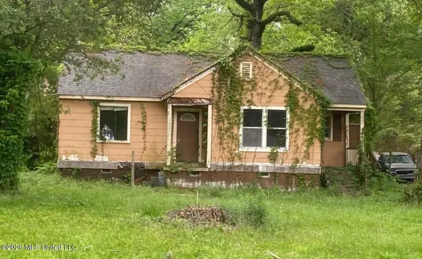 2006 Alta Woods Boulevard, Jackson, MS 39204