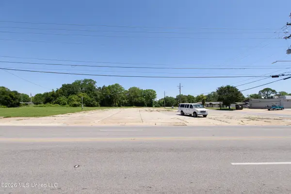 2003 E Chicot Street, Pascagoula, MS 39581
