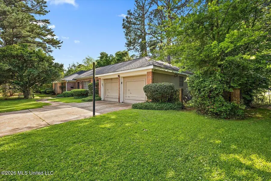5207 Meadow Oaks Park Drive, Jackson, MS 39211 - #2