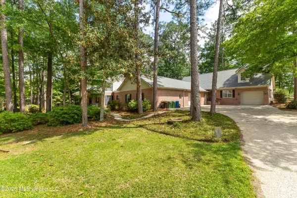 87 Fairlake Drive, Hattiesburg, MS 39402