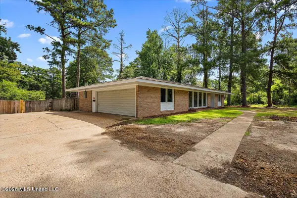 640 Briarwood Drive, Jackson, MS 39211