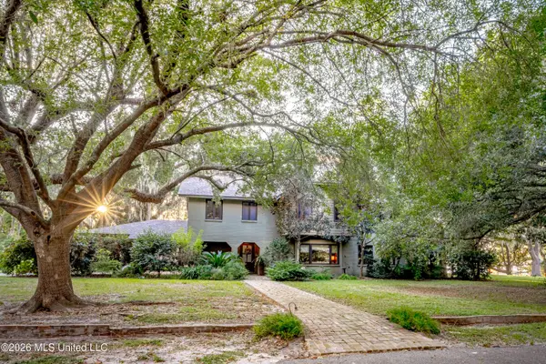 611 Lakeview Drive, Pascagoula, MS 39567