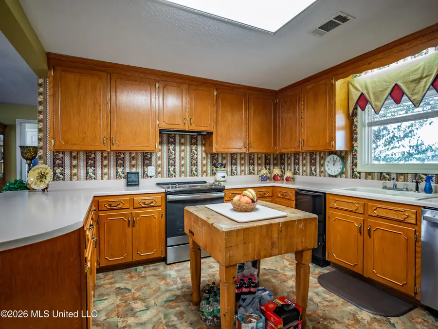 483 Lake Drive, Dundee, MS 38626 - #2