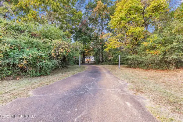 1038 W Oak Grove Road, Hernando, MS 38632