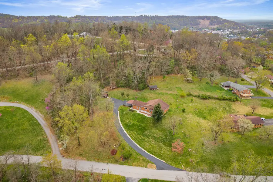 817 Peach Dr, Livingston, TN 38570 - Image #3