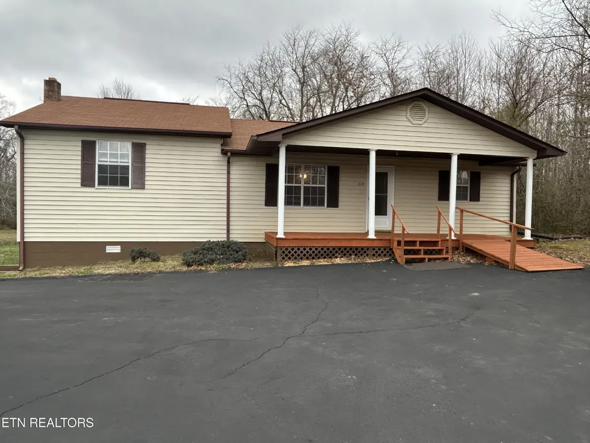 219 N Crabtree St, Jamestown, TN 38556 - Image #1