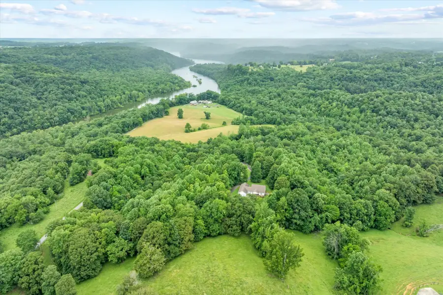 5546 Old Kentucky Rd, Byrdstown, TN 38549 - Image #2