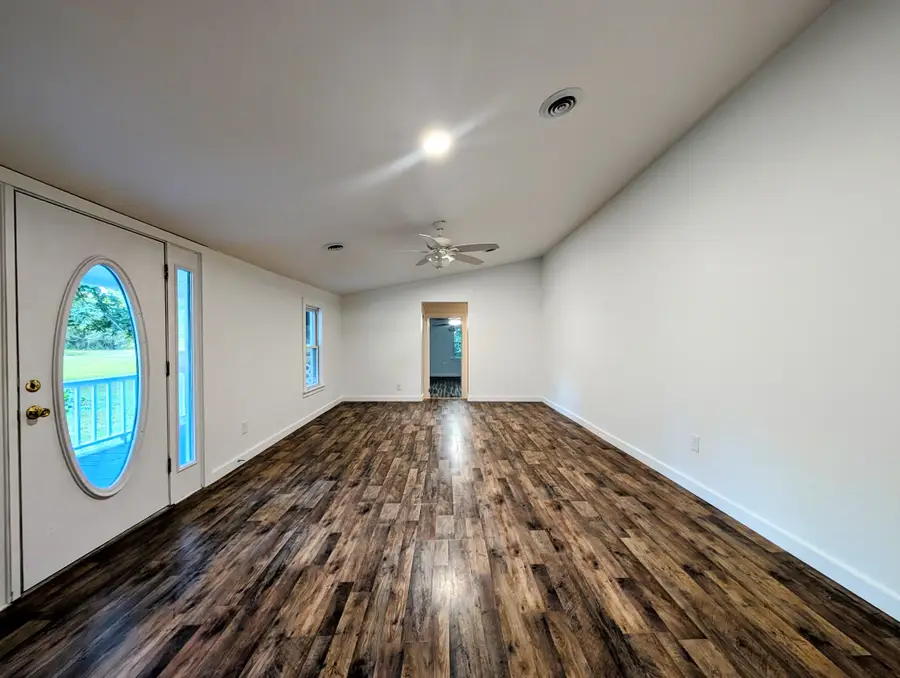 637 N Robinson Rd, Centerville, TN 37033 - Image #2