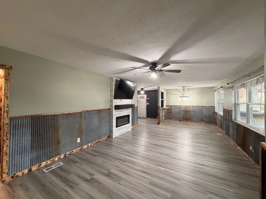 412 Woodland Dr, Clinton, TN 37716 - Image #2