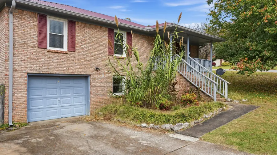 1002 Lowell Dr E, Fayetteville, TN 37334 - Image #2