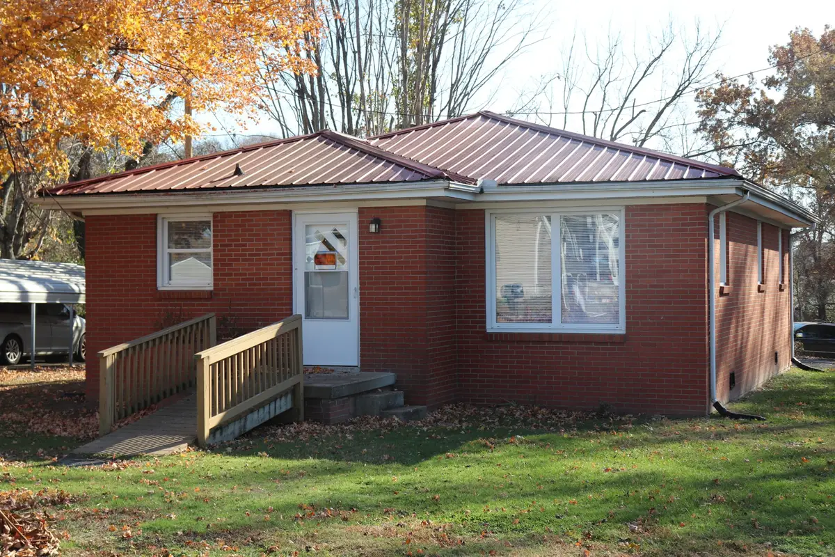 300 Walton Ave, Lafayette, TN 37083 - Image #1