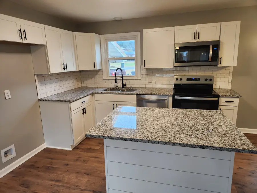 1318 Meadowbrook Dr, Pulaski, TN 38478 - Image #2