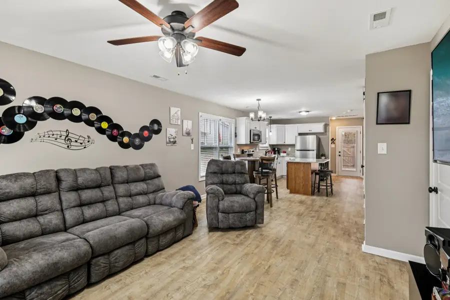 402 Hillside Dr, Clarksville, TN 37040 - Image #2