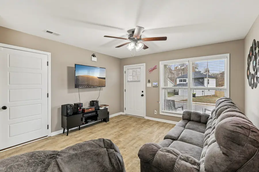 402 Hillside Dr, Clarksville, TN 37040 - Image #3