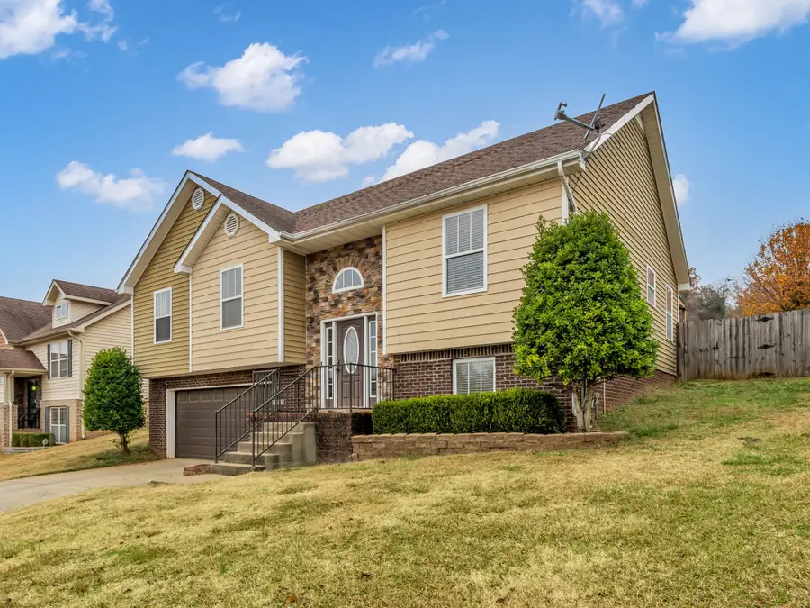 1037 Ishee Dr, Clarksville, TN 37042 - Image #2