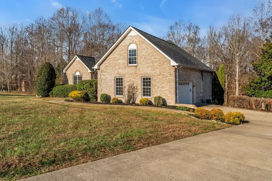1094 Paradise Dr, Greenbrier, TN 37073 - Image #2