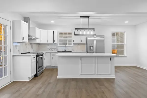 242 Lake Forest Dr, La Vergne, TN 37086