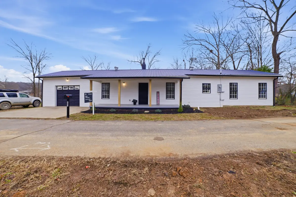 203 E Duffle St, Waverly, TN 37185 - Image #1