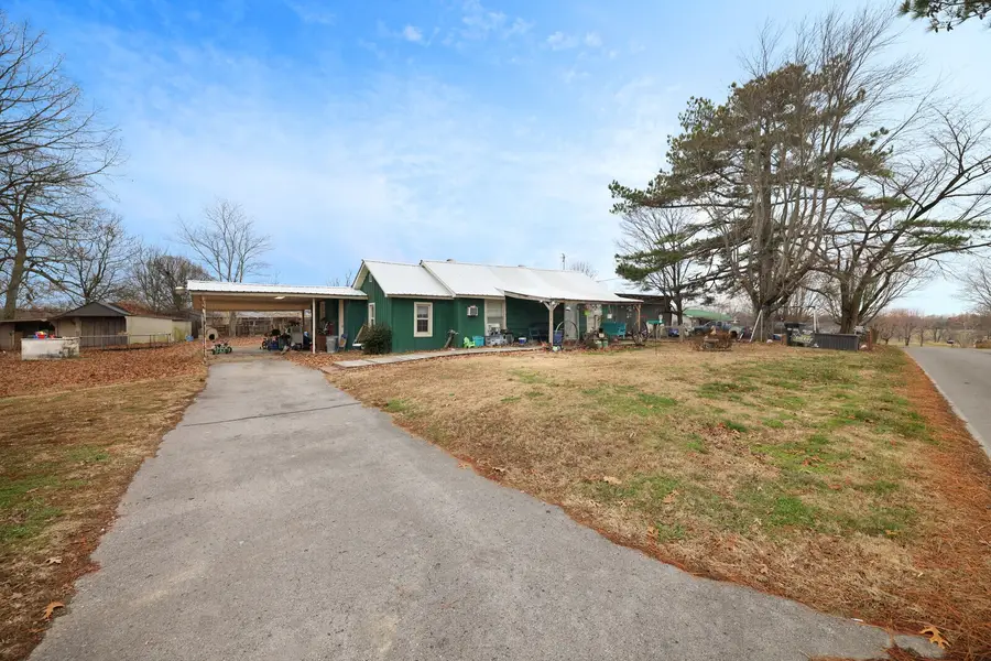 1701 Wixtown Rd, Westmoreland, TN 37186 - Image #2