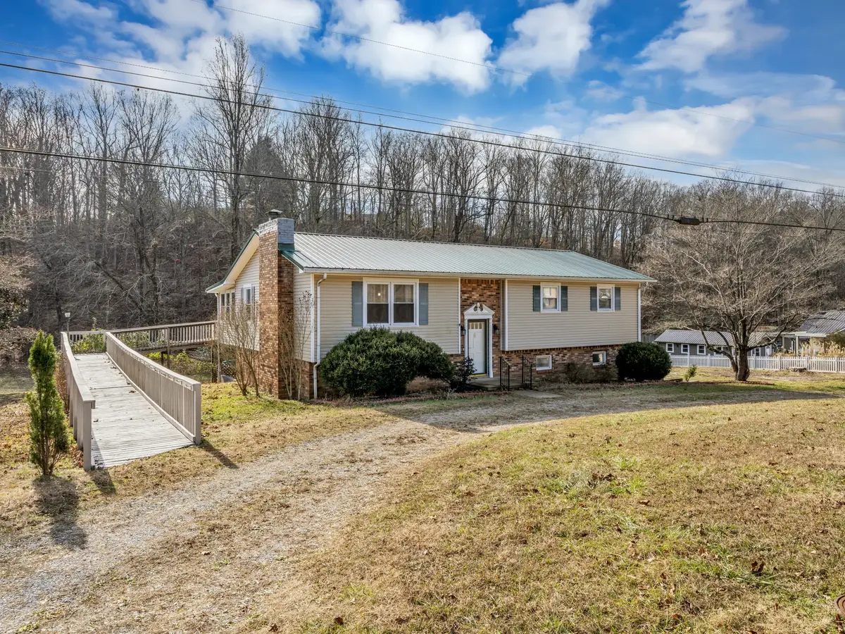 408 Rustling Oaks Drive, Waverly, TN 37185 - Image #1