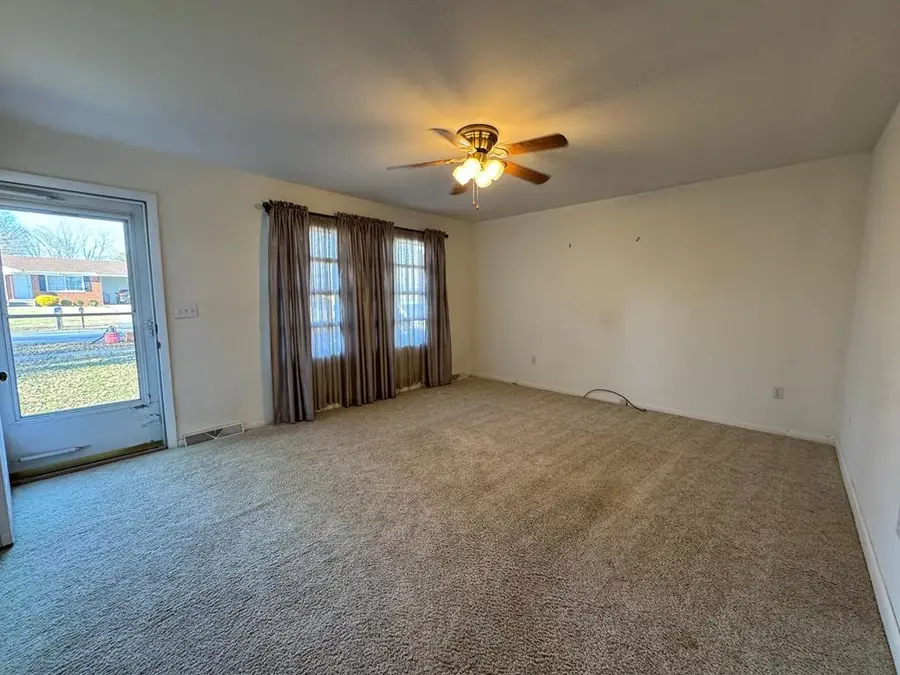 210 Wayne Dr, Hopkinsville, KY 42240 - Image #2