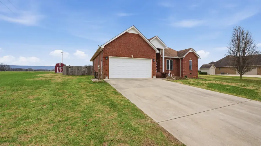 82 Majestic Dr, Decherd, TN 37324 - Image #2