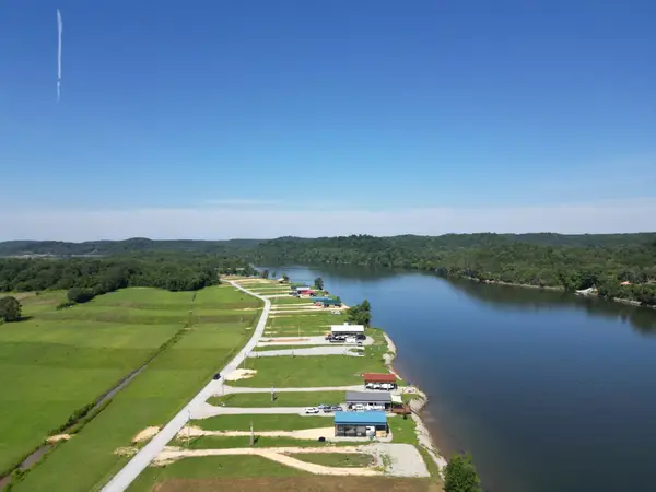 88 River Front Drive S, Clifton, TN 38425