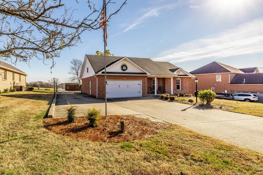 415 Woodlands Dr, Gallatin, TN 37066 - Image #2