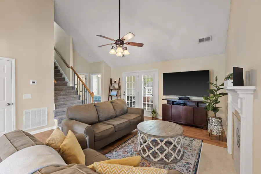 102 Williamsburg Dr, White House, TN 37188 - Image #2