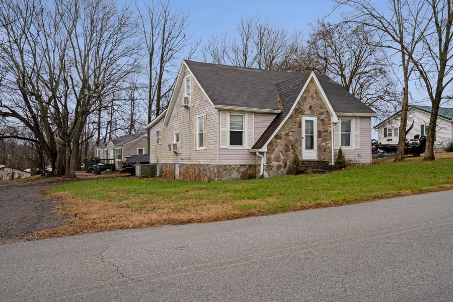 699 Oak St, Lafayette, TN 37083 - Image #2