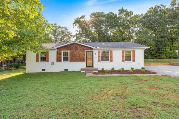 100 Short St, Dickson, TN 37055