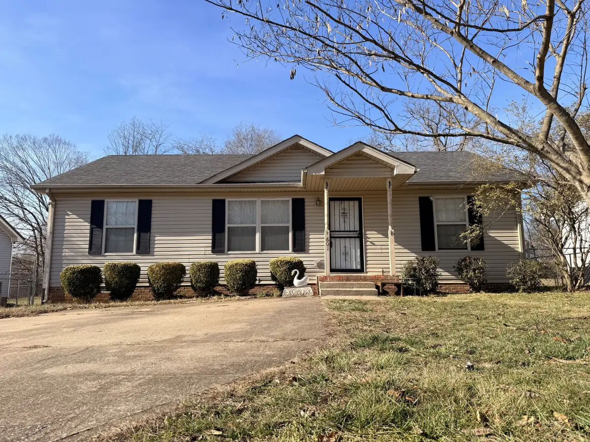 601 Woodhaven Dr, Clarksville, TN 37042 - Image #1