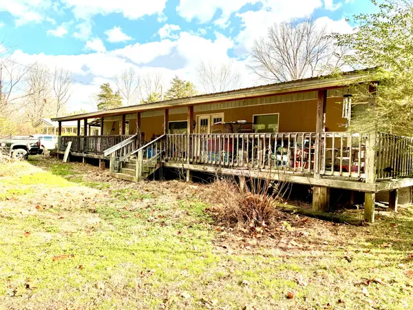 202 Pineview Rd, Linden, TN 37096