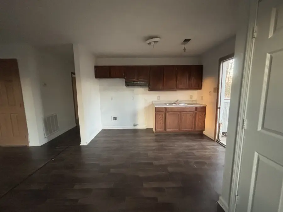 1320 Hornbrook St, Dyersburg, TN 38024 - #3