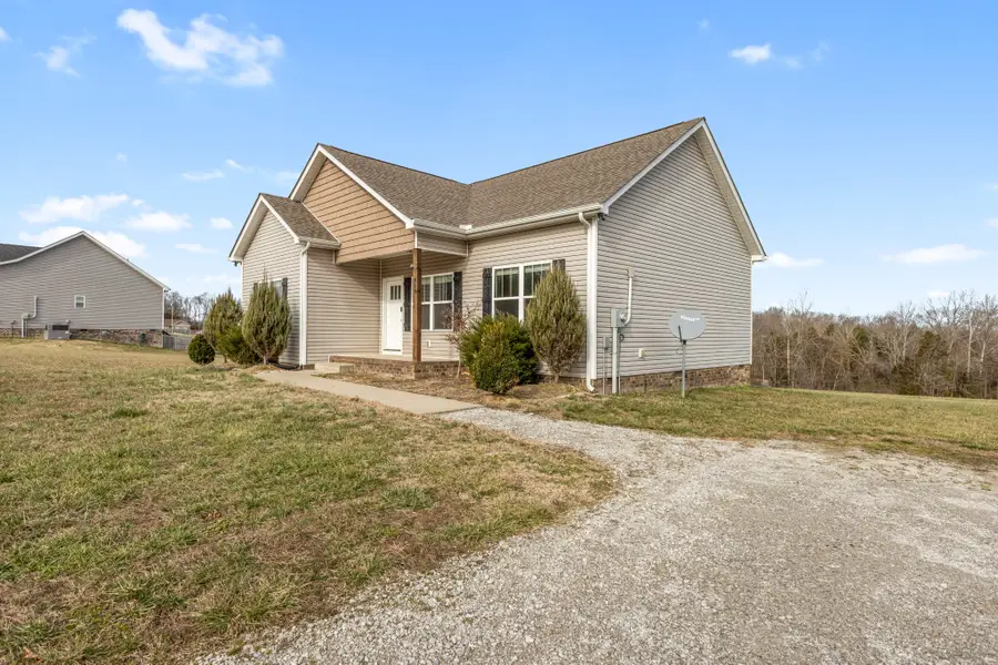 819 Hooper Rd, Charlotte, TN 37036 - #2