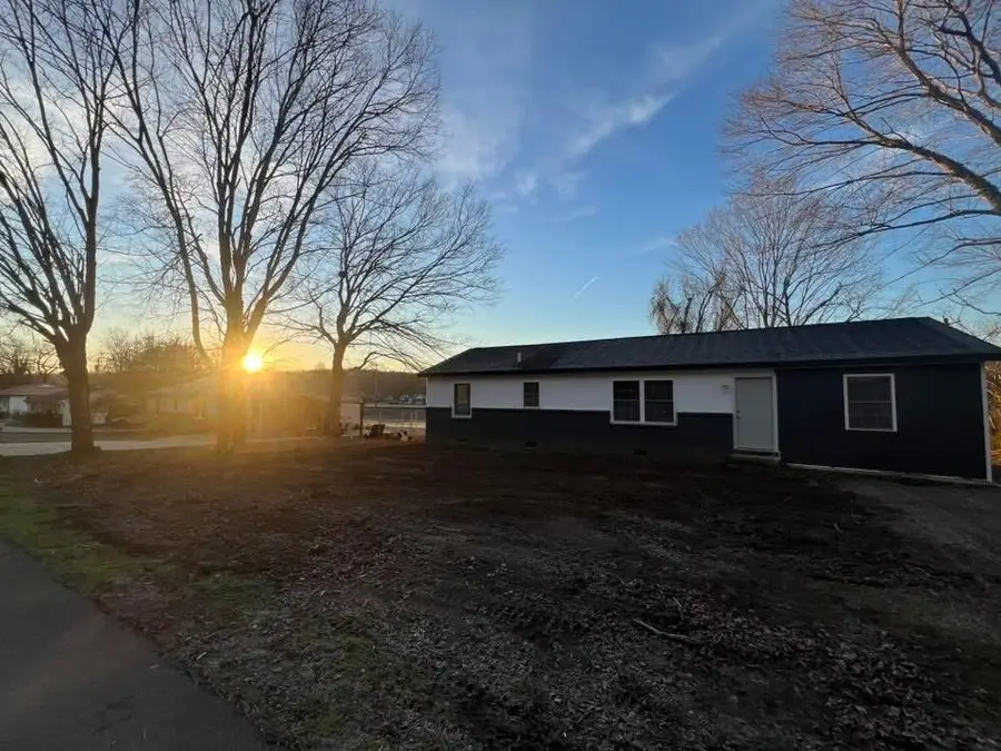 1106 E Railroad St, Waverly, TN 37185 - #2