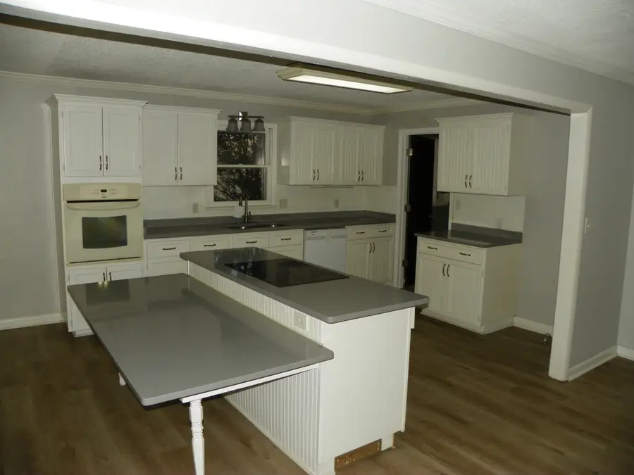 136 S Arrowhead Dr, McMinnville, TN 37110 - #2