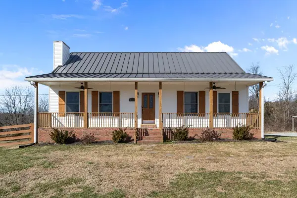 1024 E Piney Rd, Dickson, TN 37055