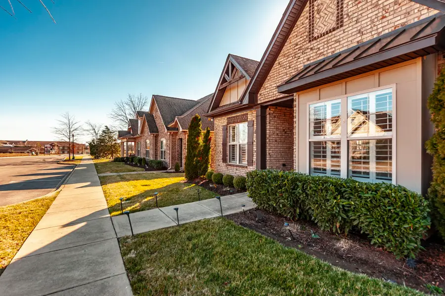 1130 S Mcmahan Dr, Gallatin, TN 37066 - #2