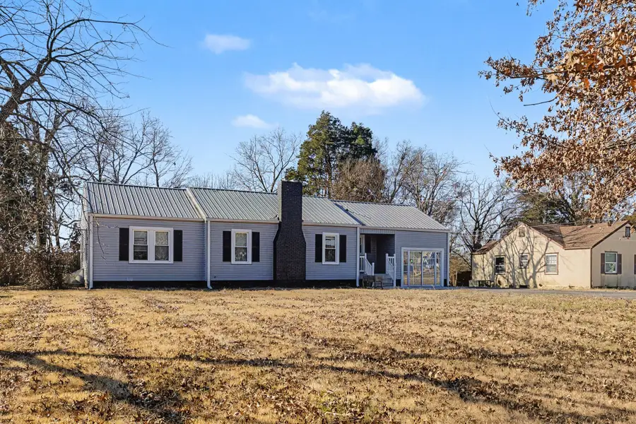 302 Hickory Dr, Shelbyville, TN 37160 - #2