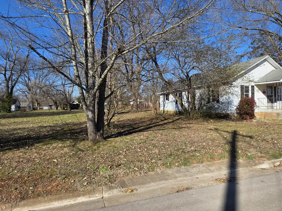 432 2nd St, Lawrenceburg, TN 38464 - #2
