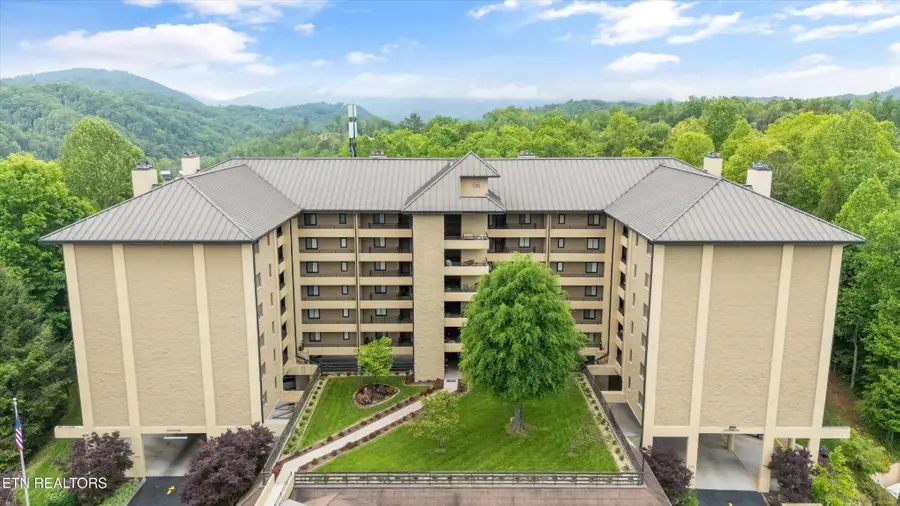 1704 Hidden Hills Rd #APT 108, Gatlinburg, TN 37738 - #2