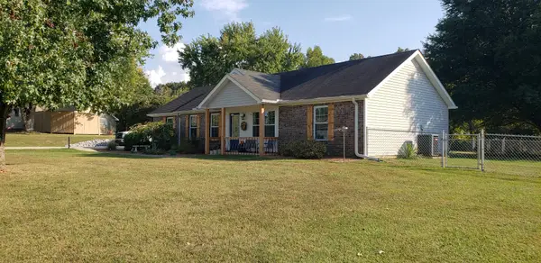 1014 Willowbank Dr, Ashland City, TN 37015