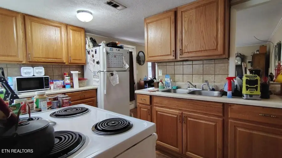 613 W 4th Ave, Lenoir City, TN 37771 - #3