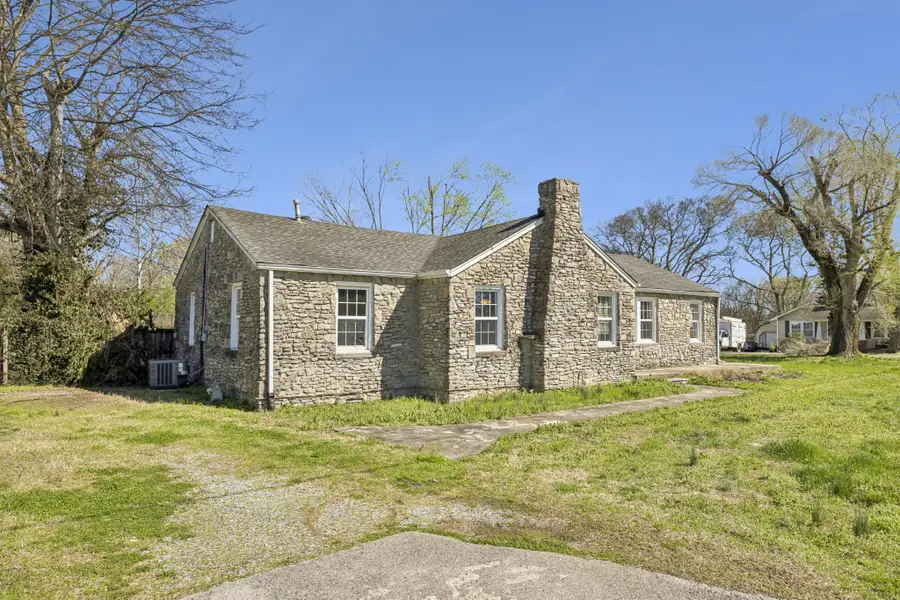 246 E Woodrow St, Gallatin, TN 37066 - #3