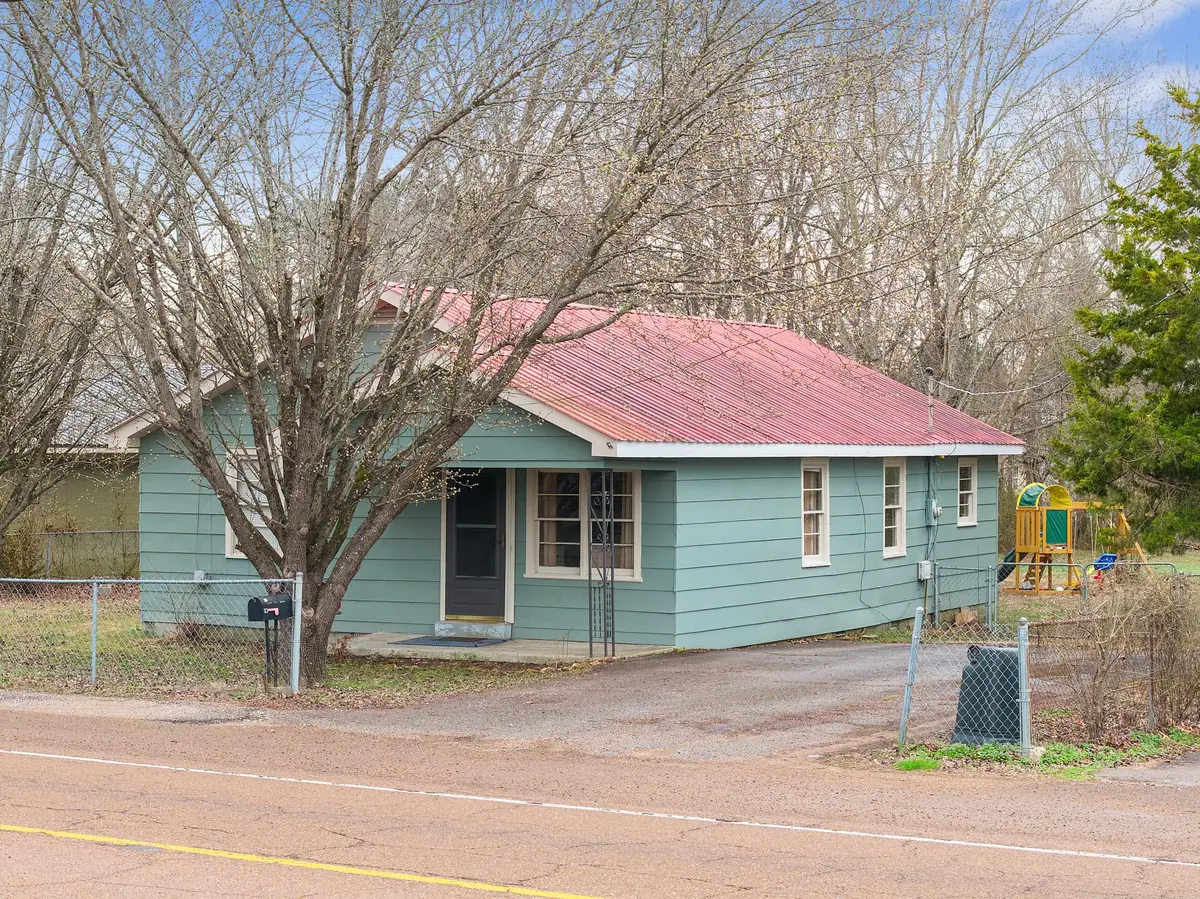 750 Tennessee Ave S, Parsons, TN 38363 - #1