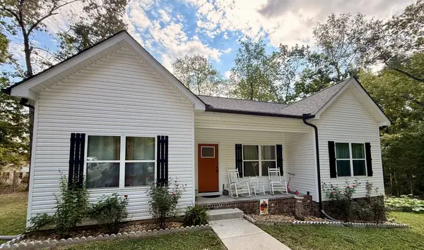 1021 Woodmont Dr, Dickson, TN 37055
