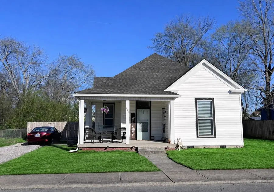 209 S Greenwood St, Lebanon, TN 37087 - #2