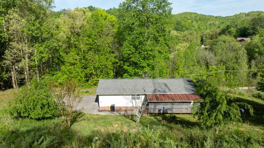 120 Huckleberry Ln, Rocky Top, TN 37769 - #2